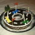 Pour un mordu de voitures… Déjà 4 ans, mon Coconut! Et sa passion pour les voitures grandit en même temps que lui. Alors, pour son anniversaire, un gâteau en forme de circuit...