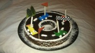&nbsp; &nbsp; &nbsp; D&eacute;j&agrave; 4 ans, mon Coconut! Et sa passion pour les voitures grandit en m&ecirc;me temps que lui. Alors, pour son anniversaire, un g&acirc;teau en forme de circuit...