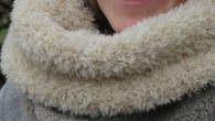 Puisque la m&eacute;t&eacute;o me permet encore de vous pr&eacute;senter des r&eacute;alisations plut&ocirc;t hivernales, voici le snood en fausse fourrure propos&eacute; par le catalogue Phildar n&deg; 58 (automne hiver 2011-2012, accessoires)...
