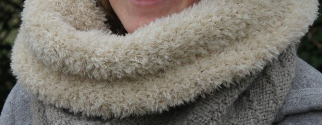 Puisque la m&eacute;t&eacute;o me permet encore de vous pr&eacute;senter des r&eacute;alisations plut&ocirc;t hivernales, voici le snood en fausse fourrure propos&eacute; par le catalogue Phildar n&deg; 58 (automne hiver 2011-2012, accessoires)...
