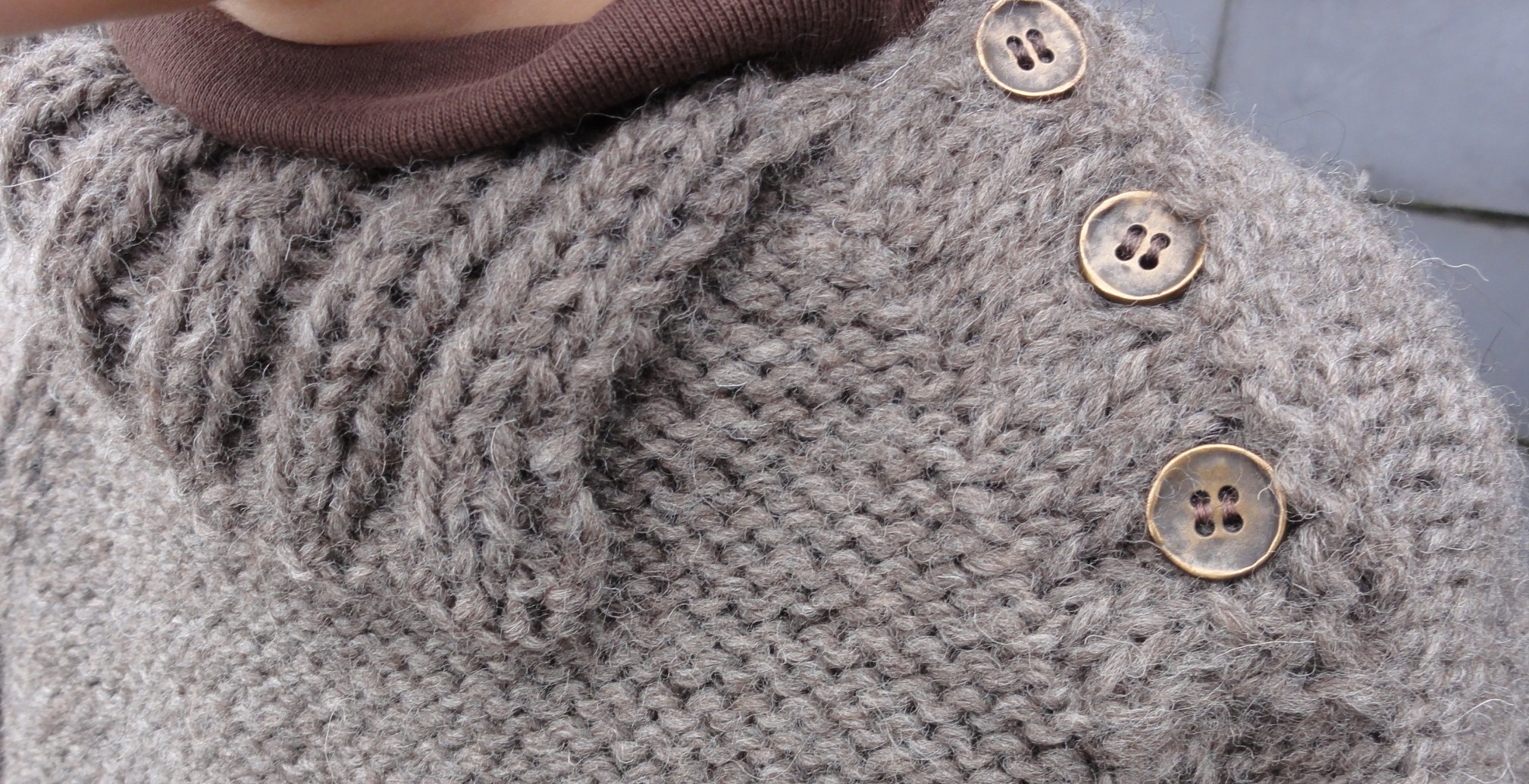 Pull hibou Pour ce défi 13 d'octobre, je vous propose ce pull tricoté pour Coconut. La couleur se rapproche fort de celle du chocolat et c'est tant mieux, car ça colle au thème...